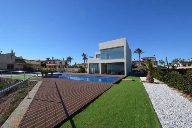 Foto 2 de Venta de chalet en Cabo Roig - La Zenia de 6 habitaciones con terraza y piscina