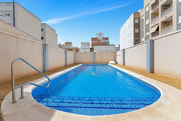 Foto 2 de Àtic en venda a Centro - Torrevieja de 1 habitació amb terrassa i piscina