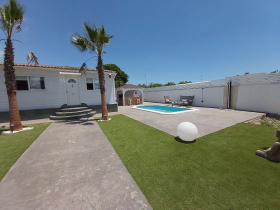 Foto 2 de Venta de chalet en calle Julio Romero Torrres de 3 habitaciones con terraza y piscina