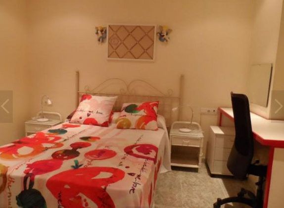 Foto 2 de Alquiler de piso en El Raval - Portes Encarnades de 2 habitaciones con muebles y aire acondicionado