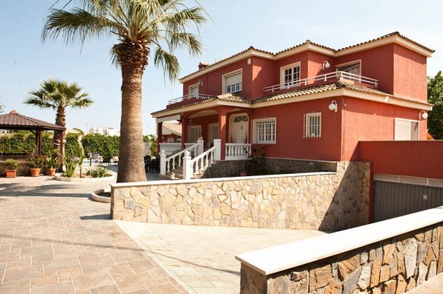 Foto 2 de Venta de chalet en calle Font Salmitre de 6 habitaciones con terraza y piscina