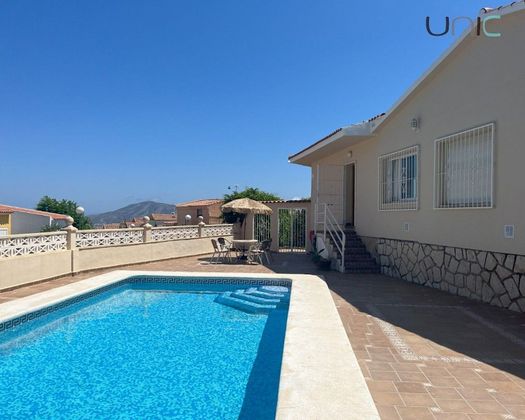 Foto 2 de Xalet en venda a Nucia (la) de 4 habitacions amb terrassa i piscina