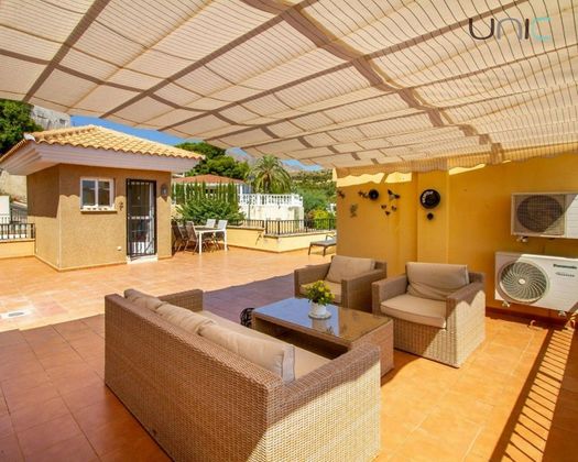 Foto 2 de Casa adossada en venda a Alfaz del Pi Pueblo-Urbanizaciones de 6 habitacions amb terrassa i piscina