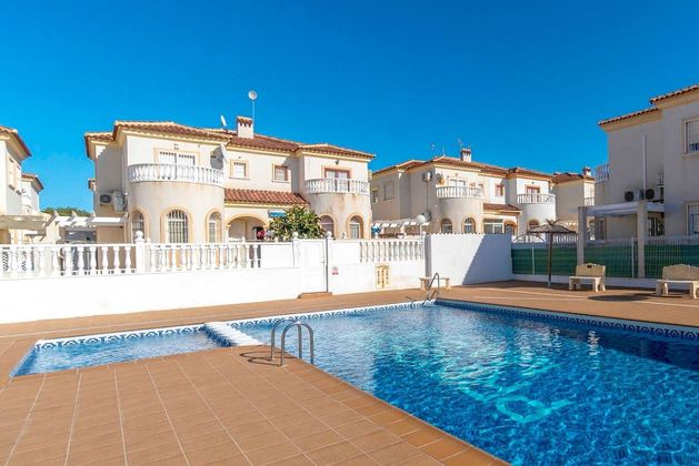 Foto 1 de Casa en venda a Nueva Torrevieja - Aguas Nuevas de 2 habitacions amb terrassa i piscina