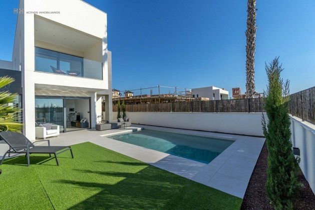 Foto 1 de Xalet en venda a La Marina de 3 habitacions amb terrassa i piscina
