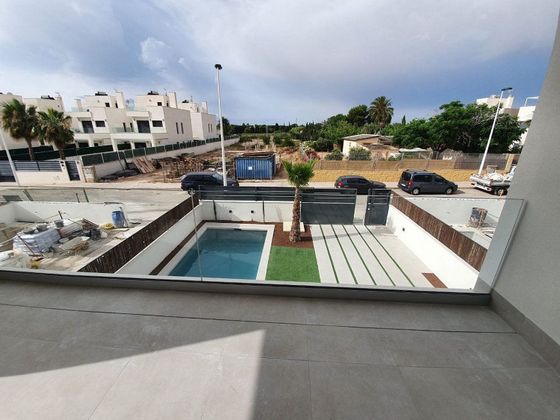 Foto 2 de Venta de chalet en La Marina de 3 habitaciones con terraza y piscina