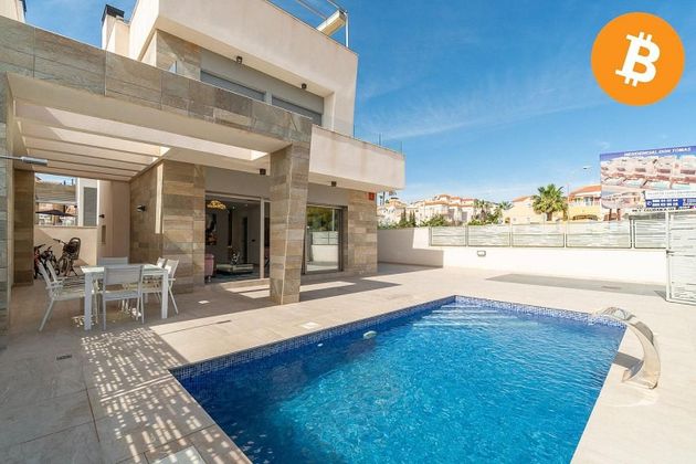 Foto 1 de Venta de chalet en calle Sevilla de 3 habitaciones con terraza y piscina