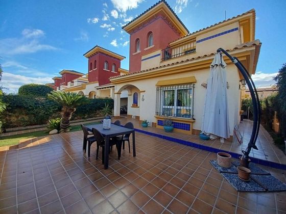 Foto 1 de Venta de chalet en Cabo Roig - La Zenia de 3 habitaciones con terraza y piscina