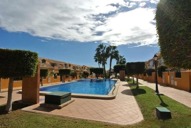 Foto 2 de Venta de chalet en Cabo Roig - La Zenia de 3 habitaciones con terraza y piscina