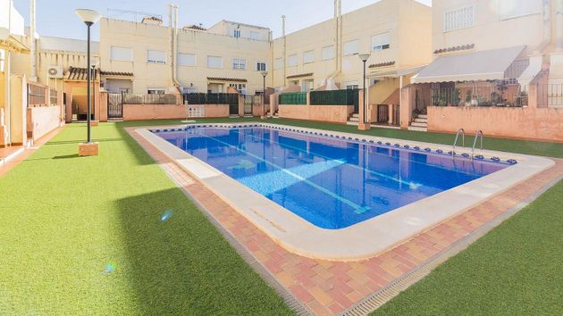Foto 1 de Casa en venda a Orihuela ciudad de 2 habitacions amb terrassa i piscina