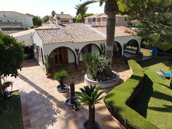 Foto 1 de Chalet en venta en Playa Flamenca - Punta Prima de 4 habitaciones con terraza y piscina