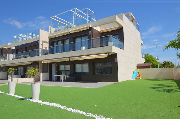 Foto 1 de Dúplex en venta en Torre de la Horadada de 4 habitaciones con terraza y piscina