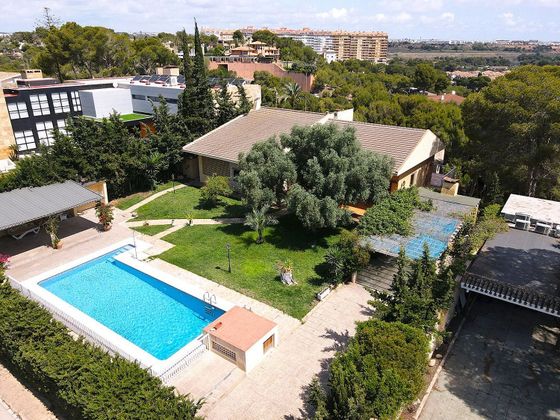 Foto 1 de Xalet en venda a Dehesa de Campoamor - La Regia - Aguamarina de 10 habitacions amb terrassa i piscina