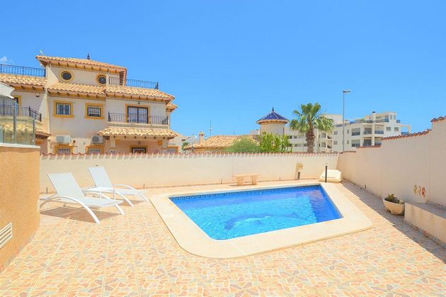 Foto 2 de Venta de chalet en Cabo Roig - La Zenia de 3 habitaciones con terraza y piscina