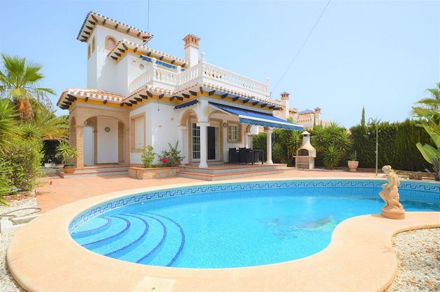 Foto 1 de Xalet en venda a Playa Flamenca - Punta Prima de 3 habitacions amb terrassa i piscina
