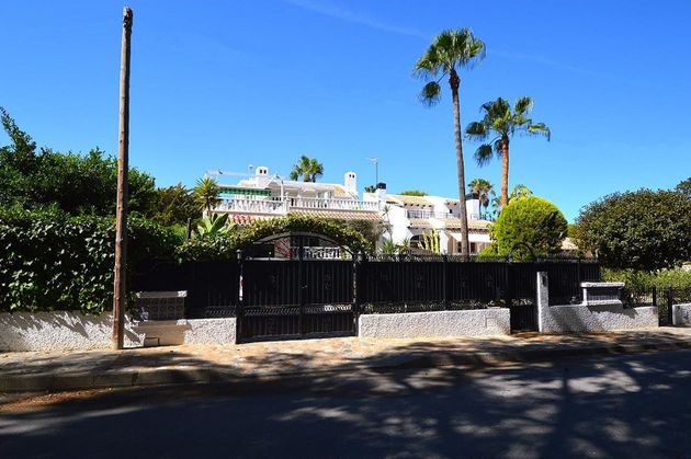 Foto 1 de Xalet en venda a Playa Flamenca - Punta Prima de 5 habitacions amb terrassa i piscina