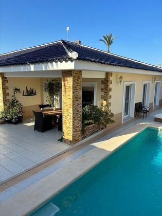 Foto 1 de Venta de chalet en Cabo Roig - La Zenia de 3 habitaciones con terraza y piscina