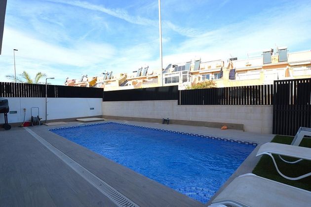 Foto 2 de Venta de chalet en calle Ebro de 5 habitaciones con terraza y piscina