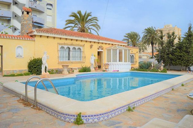 Foto 1 de Xalet en venda a Nueva Torrevieja - Aguas Nuevas de 3 habitacions amb terrassa i piscina