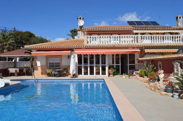 Foto 1 de Venta de casa en Dehesa de Campoamor - La Regia - Aguamarina de 5 habitaciones con terraza y piscina