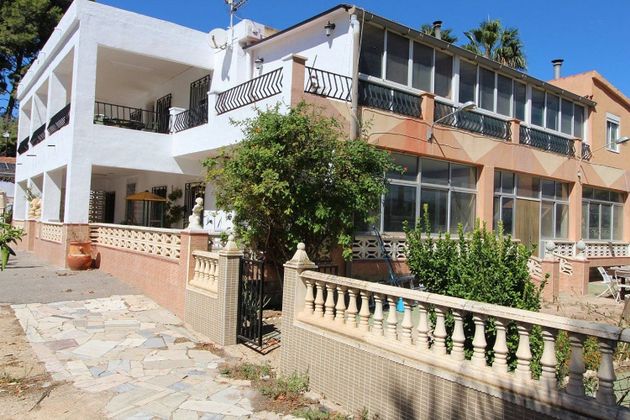 Foto 2 de Chalet en venta en Elda de 10 habitaciones con terraza y piscina