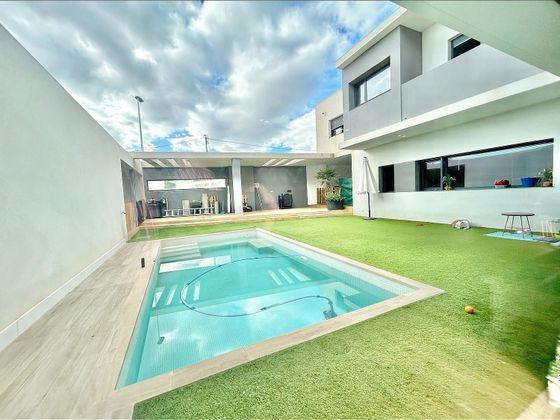 Foto 1 de Casa adossada en venda a El Altet de 4 habitacions amb terrassa i piscina