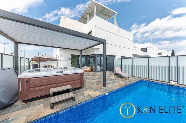 Foto 2 de Casa en venta en avenida De Marzo de 3 habitaciones con terraza y piscina