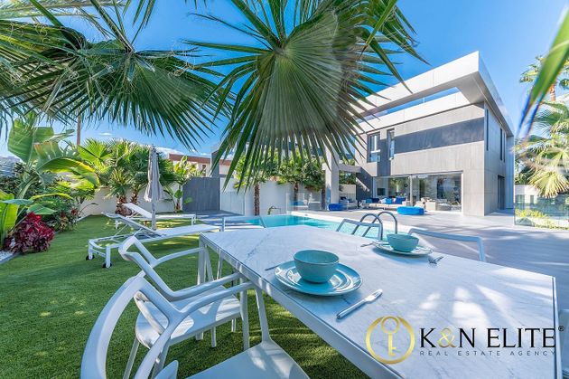 Foto 1 de Chalet en venta en Playa Mucha Vista de 7 habitaciones con terraza y piscina