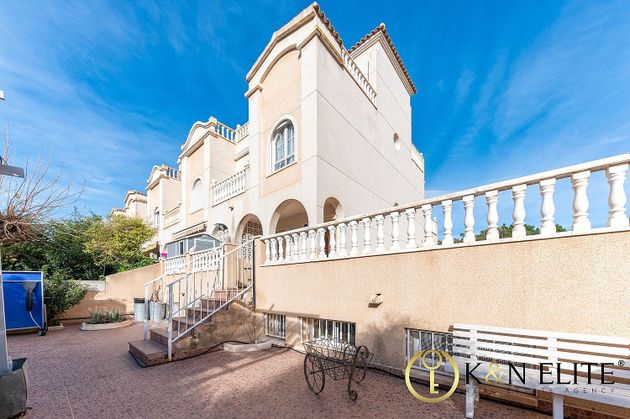 Foto 2 de Casa adossada en venda a calle De Britania de 7 habitacions amb terrassa i piscina