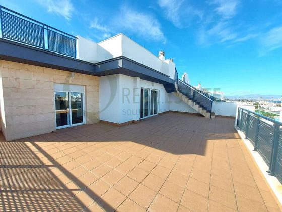 Foto 1 de Ático en venta en Gran Alacant de 3 habitaciones con terraza y piscina