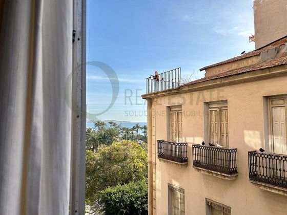 Foto 1 de Pis en venda a Casco Antiguo - Santa Cruz de 2 habitacions amb terrassa i balcó