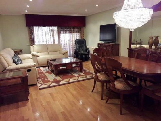 Foto 1 de Pis en lloguer a Ensanche - Diputación de 4 habitacions amb mobles i balcó
