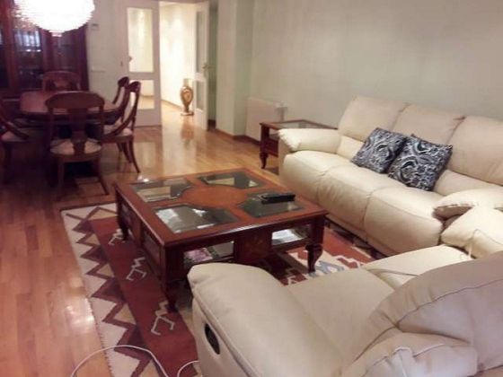 Foto 2 de Pis en lloguer a Ensanche - Diputación de 4 habitacions amb mobles i balcó