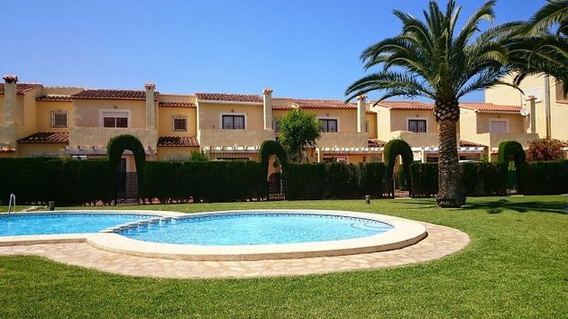 Foto 1 de Casa adossada en lloguer a Les Marines/Las Marinas de 4 habitacions amb terrassa i piscina