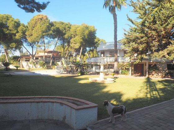 Foto 2 de Chalet en venta en Vistahermosa de 8 habitaciones con terraza y piscina