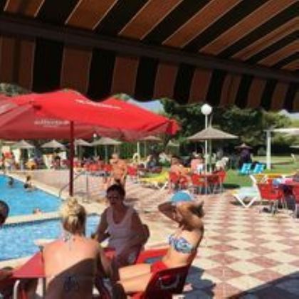 Foto 1 de Local en venda a calle Alcarria amb piscina i aire acondicionat