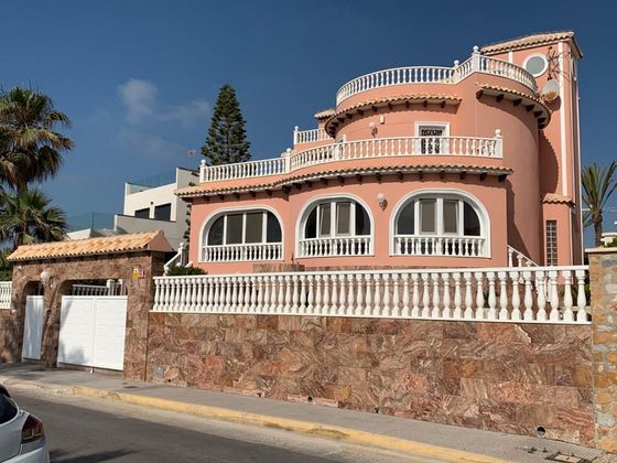 Foto 1 de Venta de chalet en Cabo Roig - La Zenia de 5 habitaciones con terraza y piscina