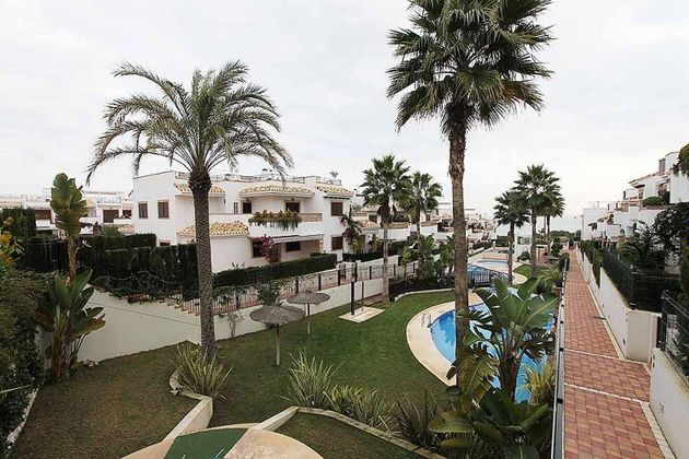 Foto 1 de Alquiler de casa adosada en Torrelamata - La Mata de 3 habitaciones con terraza y piscina