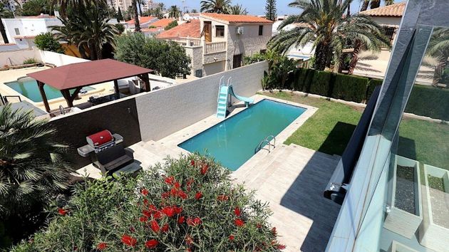 Foto 2 de Chalet en venta en Nueva Torrevieja - Aguas Nuevas de 3 habitaciones con terraza y piscina