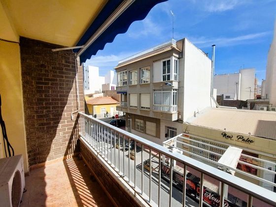 Foto 1 de Pis en venda a Centro - Torrevieja de 4 habitacions amb terrassa i aire acondicionat