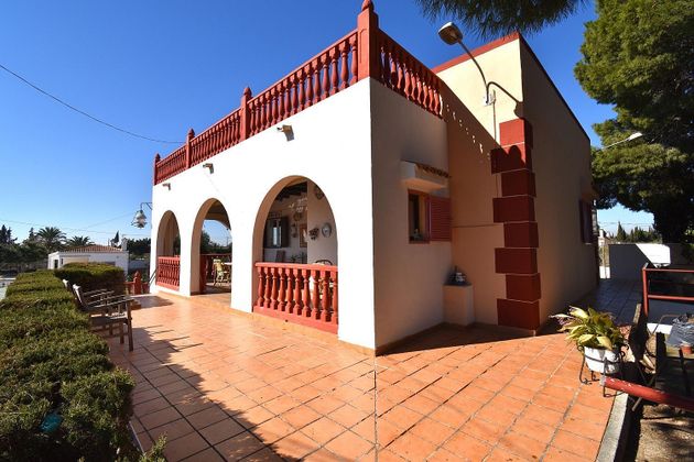Foto 1 de Chalet en venta en Los Arenales del Sol de 6 habitaciones con piscina y jardín