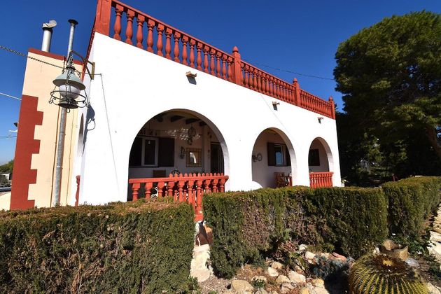 Foto 2 de Chalet en venta en Los Arenales del Sol de 6 habitaciones con piscina y jardín