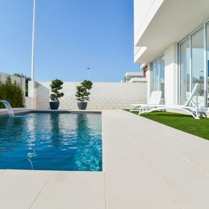 Foto 1 de Casa en venta en Gran Alacant de 3 habitaciones con piscina y balcón