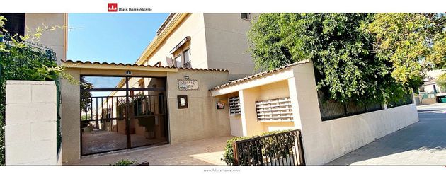 Foto 2 de Casa en venta en calle CL Manuel Azaña de 4 habitaciones con terraza y piscina