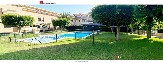 Foto 1 de Casa en venda a calle CL Manuel Azaña de 4 habitacions amb terrassa i piscina