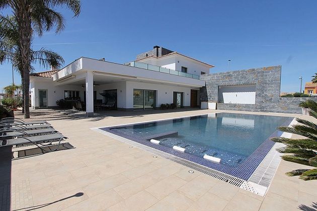 Foto 1 de Xalet en venda a San Pedro del Pinatar de 5 habitacions amb terrassa i piscina