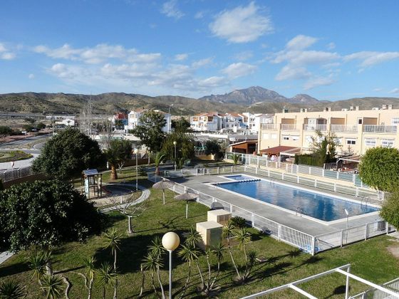 Foto 1 de Casa adosada en venta en Pueblo Español-Coveta Fumá de 6 habitaciones con piscina y jardín