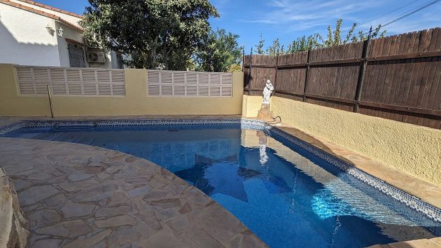 Foto 2 de Chalet en venta en Poblets (els) de 3 habitaciones con terraza y piscina
