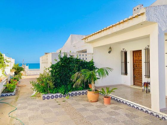 Foto 1 de Venta de chalet en Guardamar Playa de 5 habitaciones con terraza y jardín