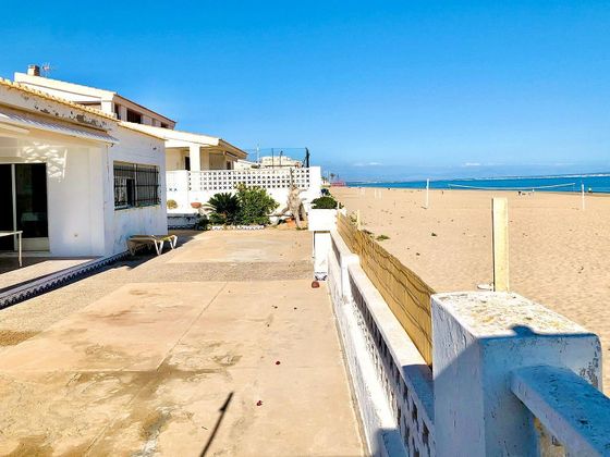 Foto 2 de Venta de chalet en Guardamar Playa de 5 habitaciones con terraza y jardín